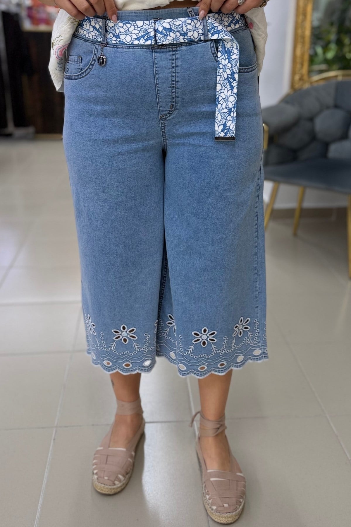NAKIŞLI KEMERLİ KAPRİ  BÜYÜK BEDEN PANTOLON