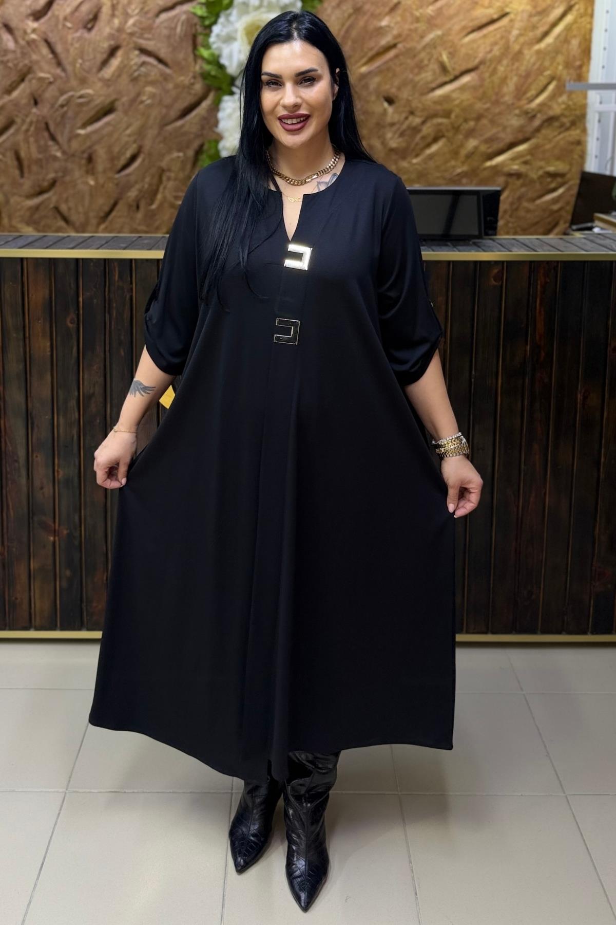 AKSESUARLI MAXİ BÜYÜK BEDEN ELBİSE