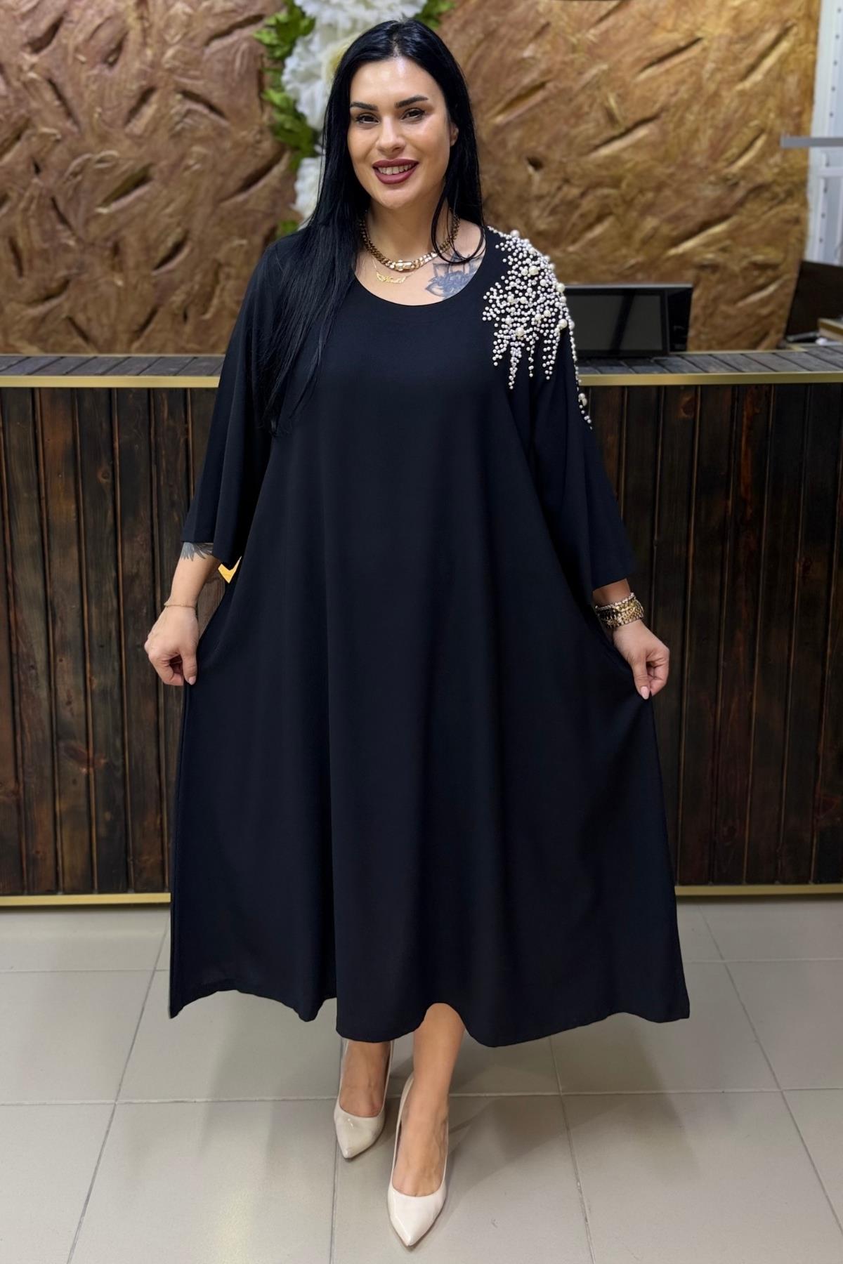 İNCİ VE TAŞ DETAYLI MAXİ BÜYÜK BEDEN ELBİSE