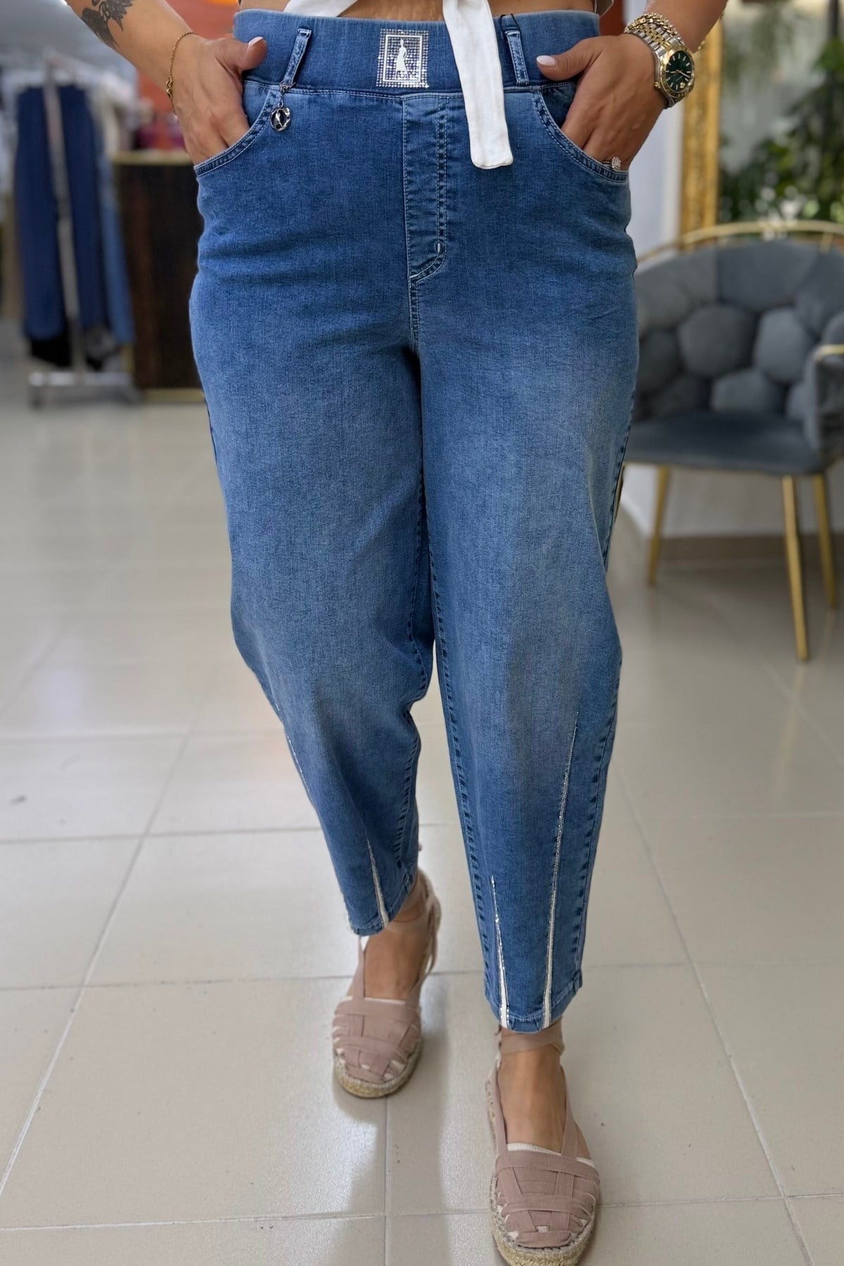 PAÇASI TAŞLI BÜYÜK BEDEN MOM JEAN MAVİ