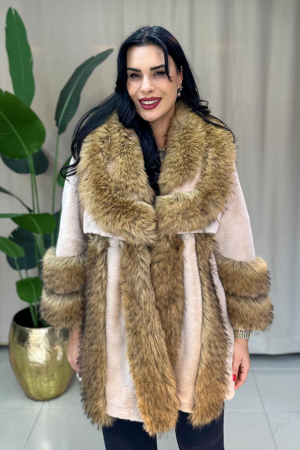 Şerit Detaylı Premüum Kürk Kaban - Bej