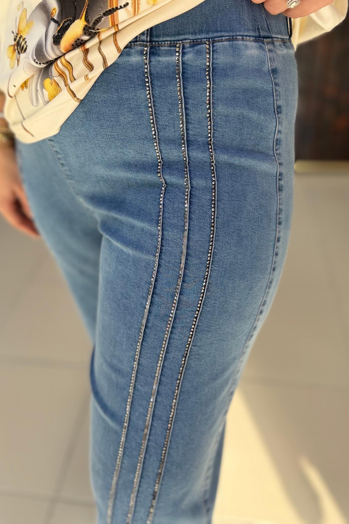 TAŞ ŞERİTLİ LİKRALI BÜYÜK BEDEN JEAN