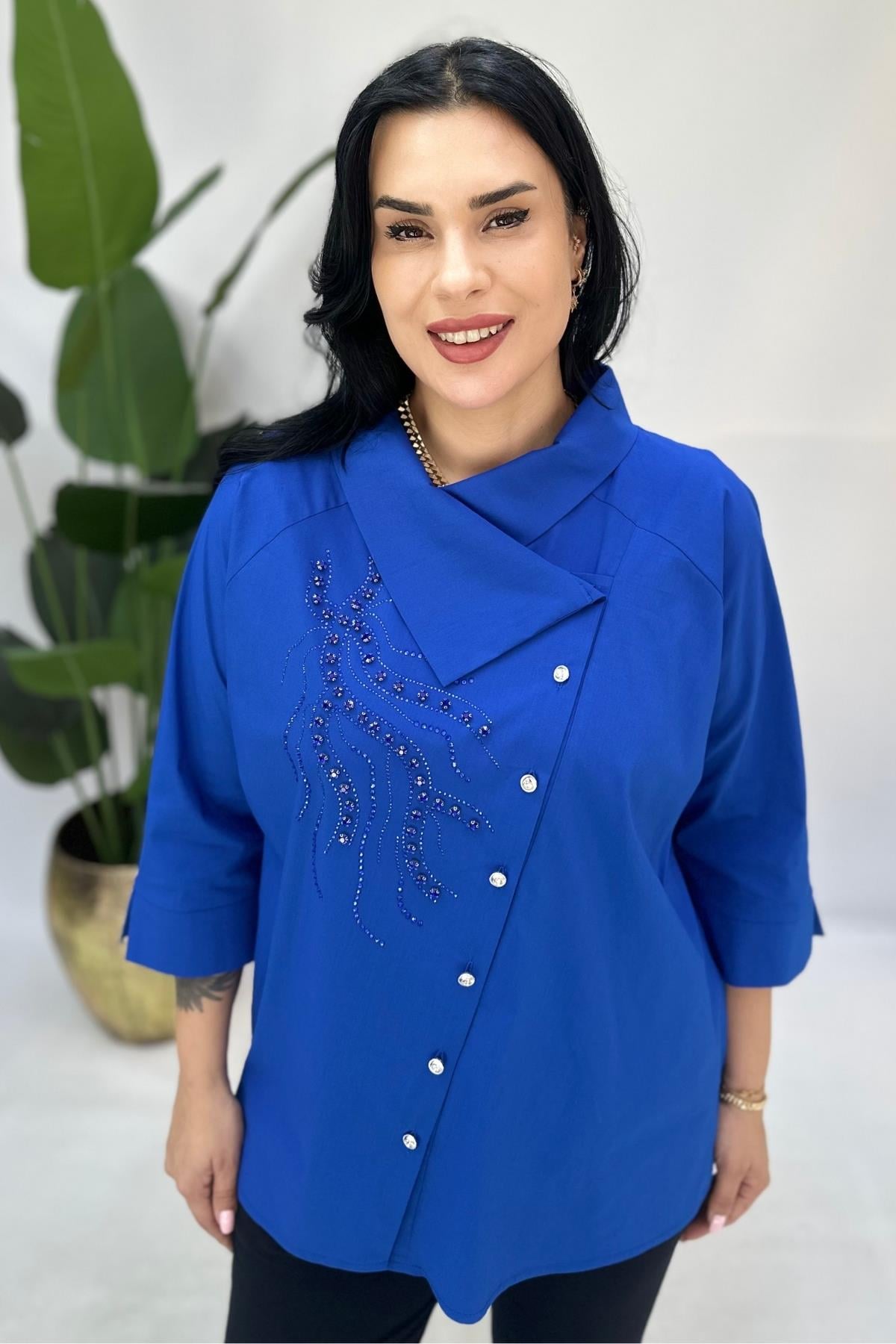 YANDAN DÜĞMELİ SAKS POPLİN BLUZ BÜYÜK BEDEN