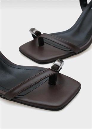 IN SİSA 600 36-40 TOPUKLU SANDALET