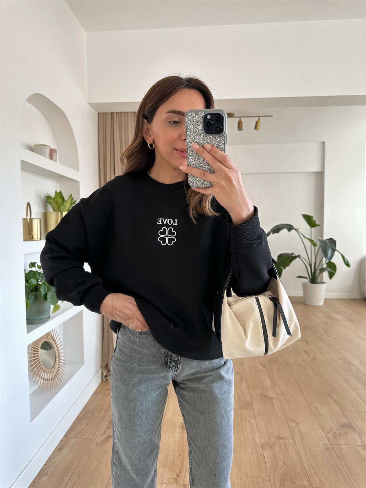 SİYAH KALP NAKIŞLI LOVE SWEAT