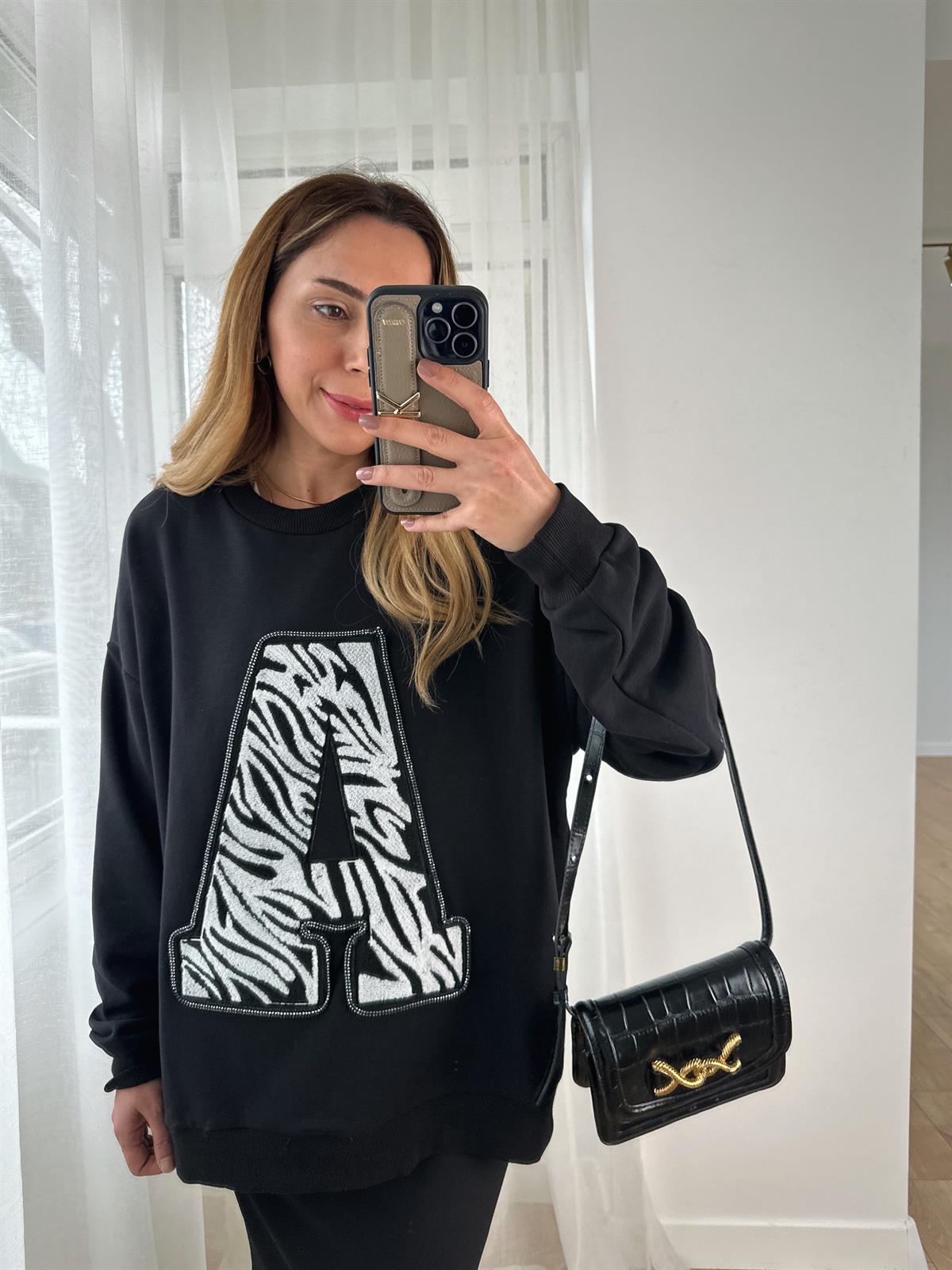 SİYAH NAKIŞLI TAŞLI HARFLİ SWEAT