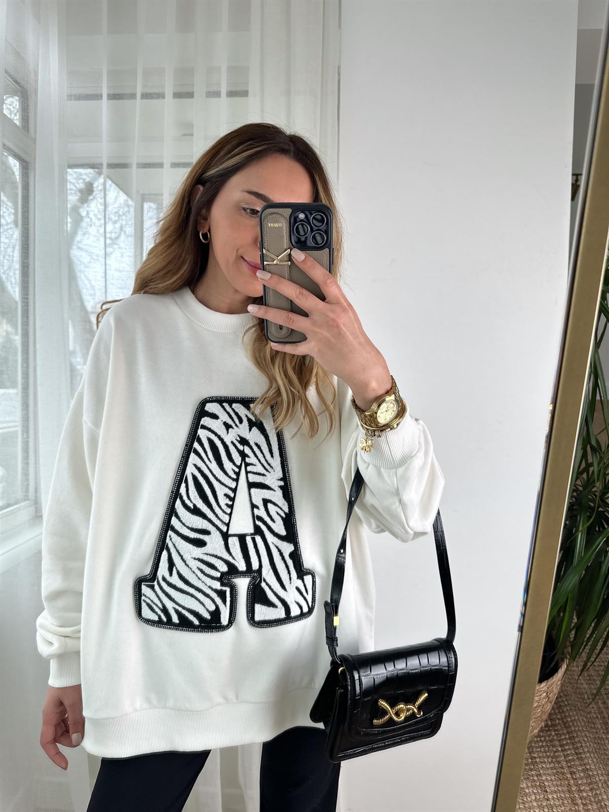BEYAZ NAKIŞLI TAŞLI HARFLİ SWEAT