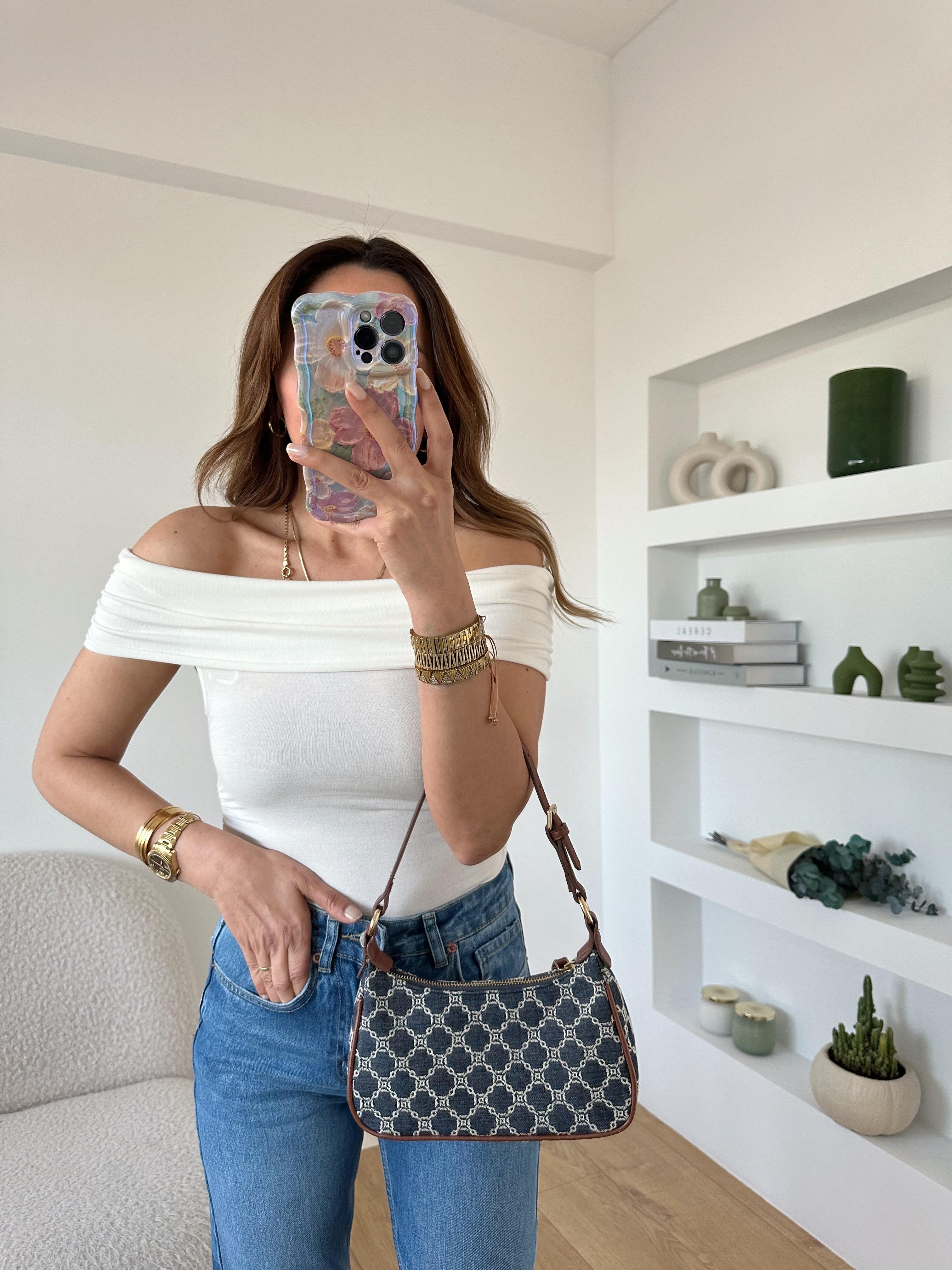 DİLVİN EKRU YANI BÜZGÜLÜ MADDONNA YAKA BLUZ