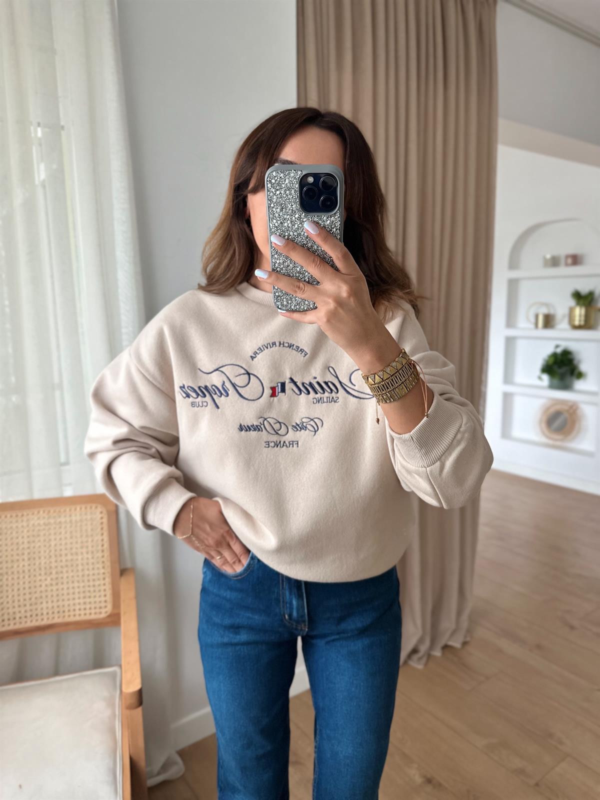 KREM ÖNÜ YAZII NAKIŞLI SWEAT