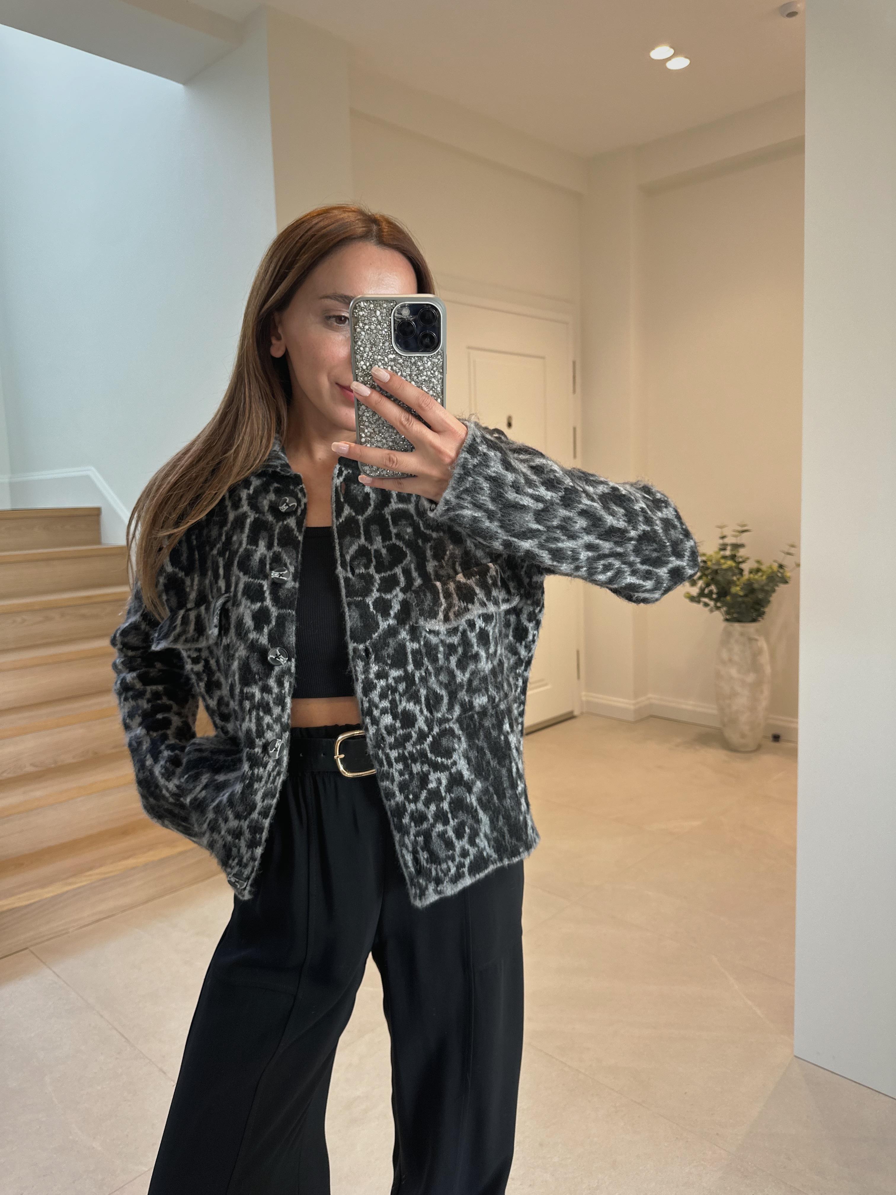 Leopar Desen Jakarlı Cepli Siyah Hırka