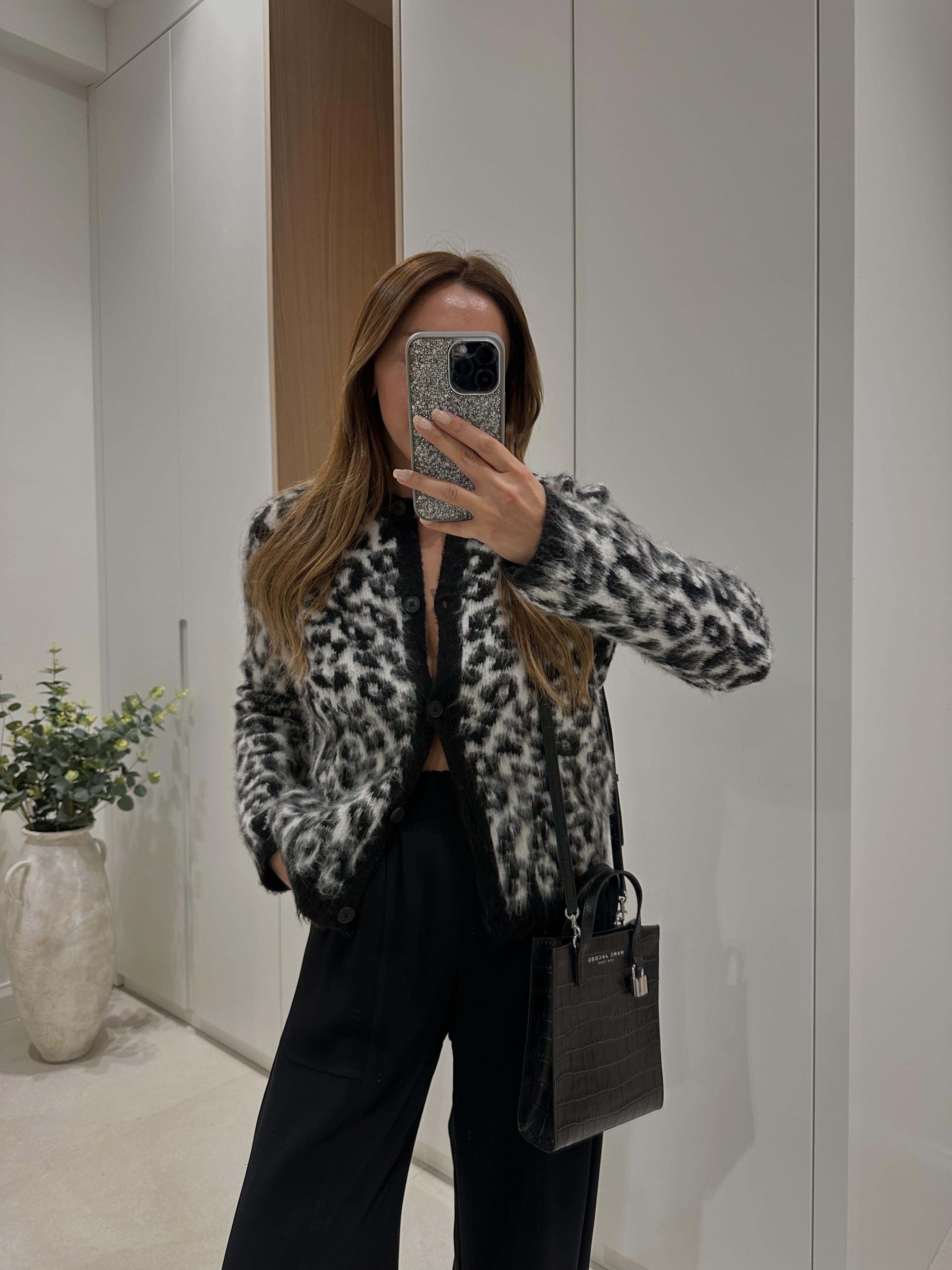 Leopar Desenli Bisiklet Yaka Siyah Yumoş Hırka 