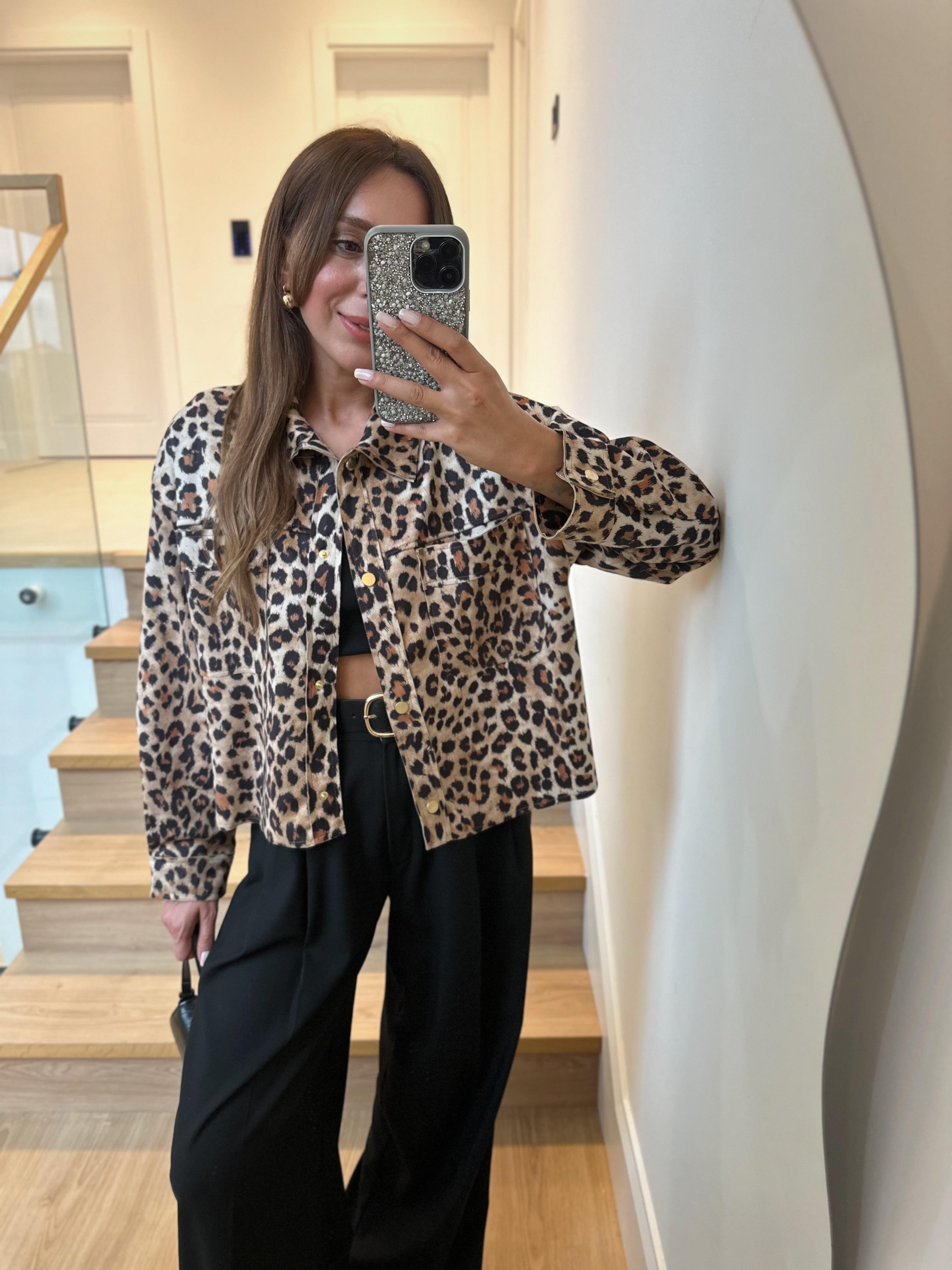 Leopar Desenli Kısa Süet Ceket