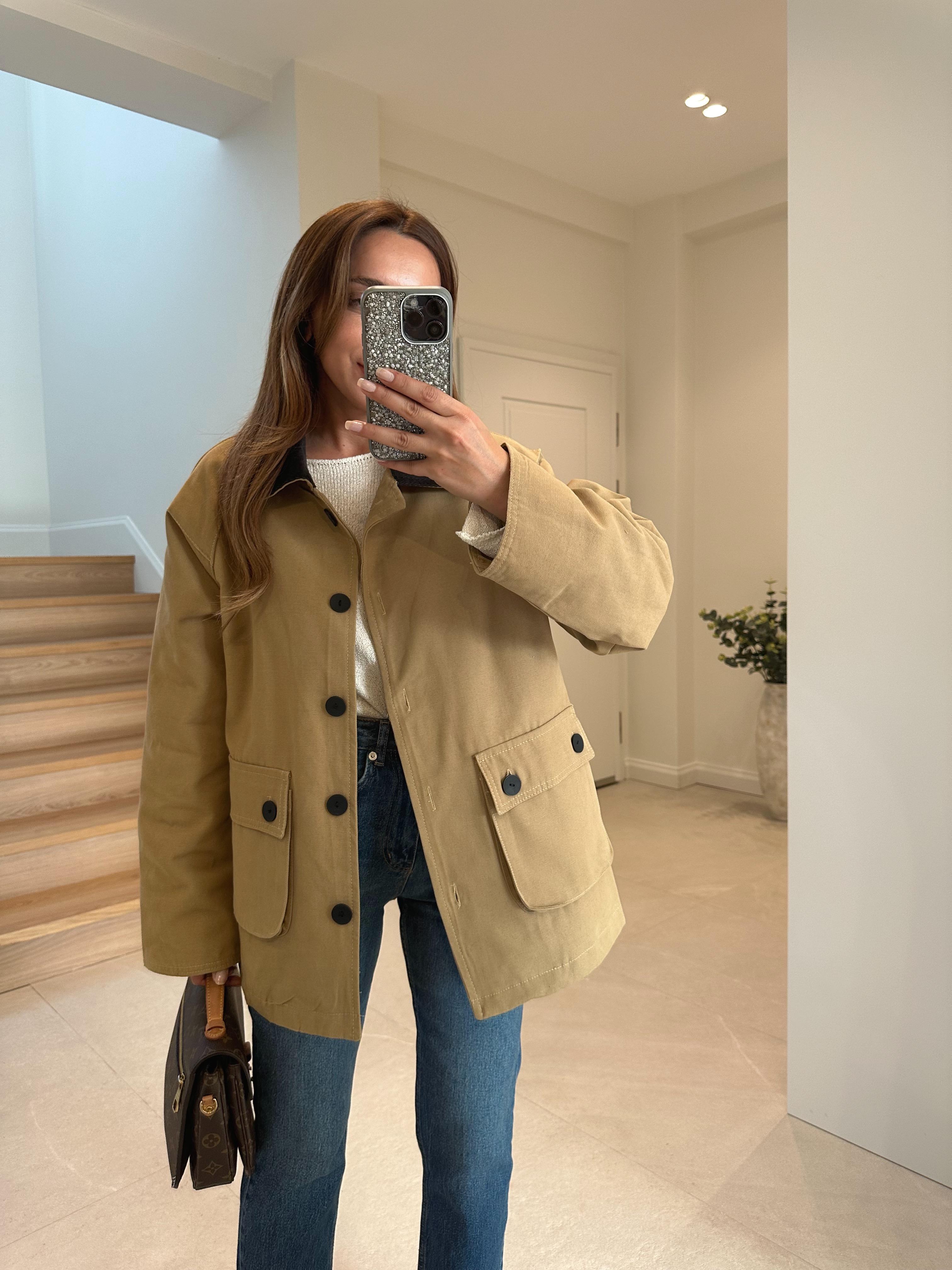 Yakası Kadife Detaylı Camel Büyük Cepli Ceket