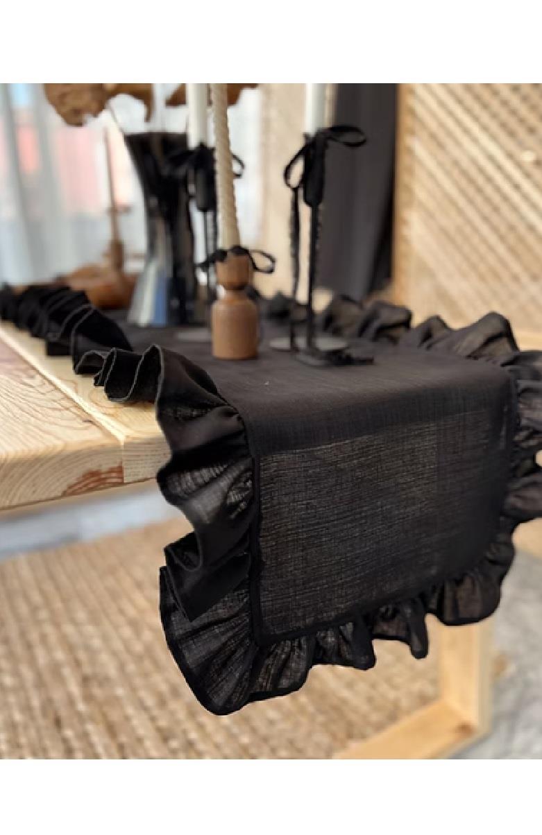 EV TEKSTİLİMUHTELİF009.03.0457Shine Siyah Fırfırlı Runner 40*120 cmShine Siyah Fırfırlı Runner 40*120 cm