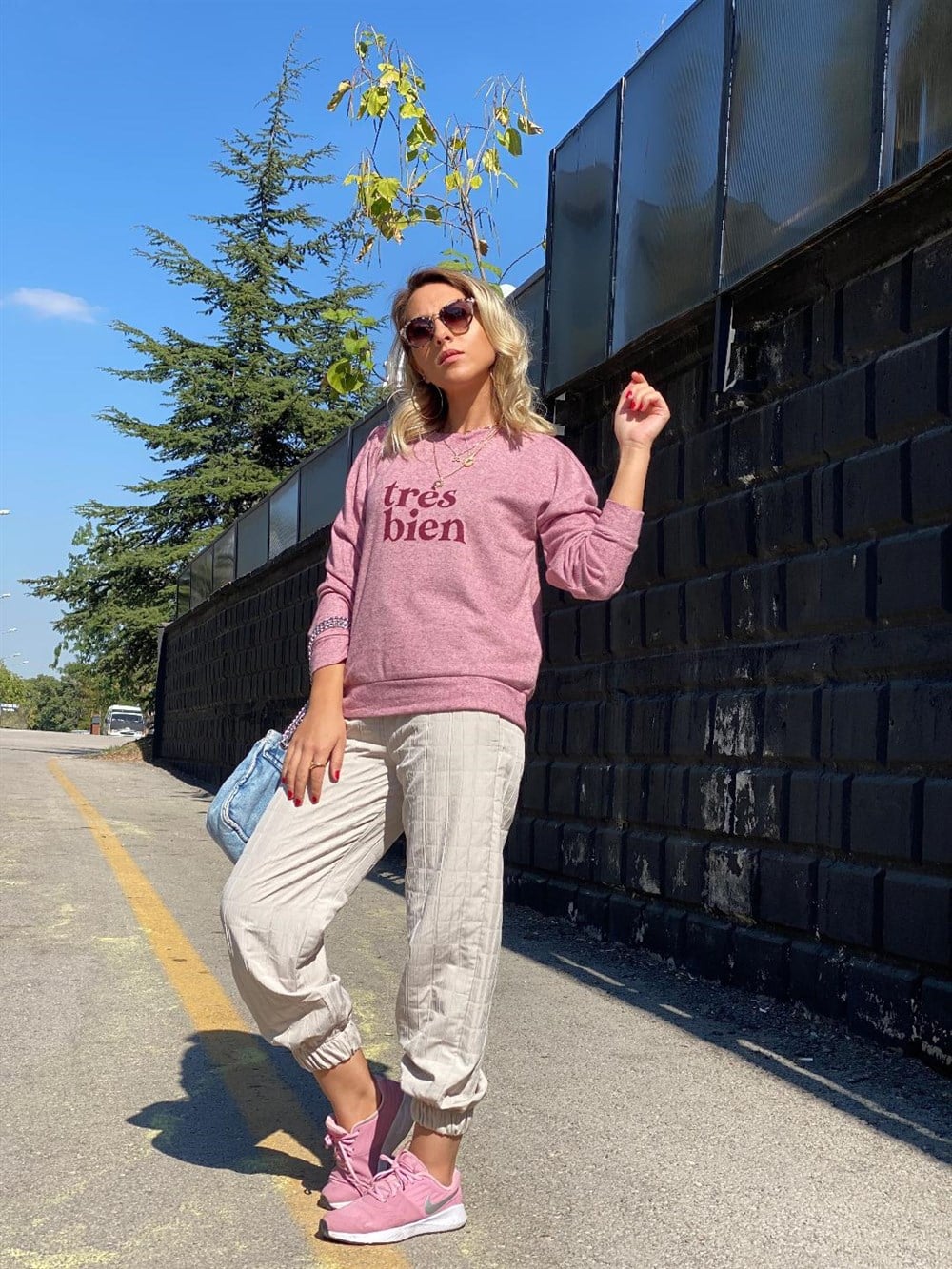 Tres Bien Sweatshirt