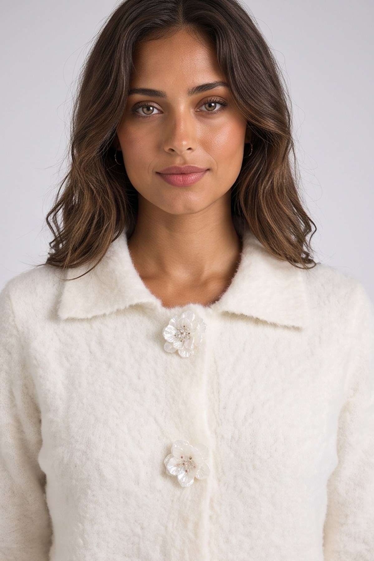 Çiçek Aksesuarlı Hırka Bej | Fashion Friends