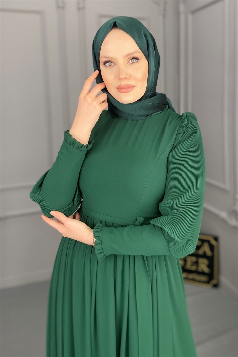 Kol Piliseli Elbise - Zümrüt Yeşil | Hülya Keser