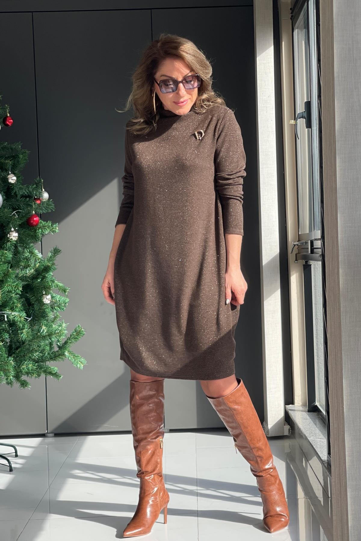 Broş Detay Simli Kahve Elbise