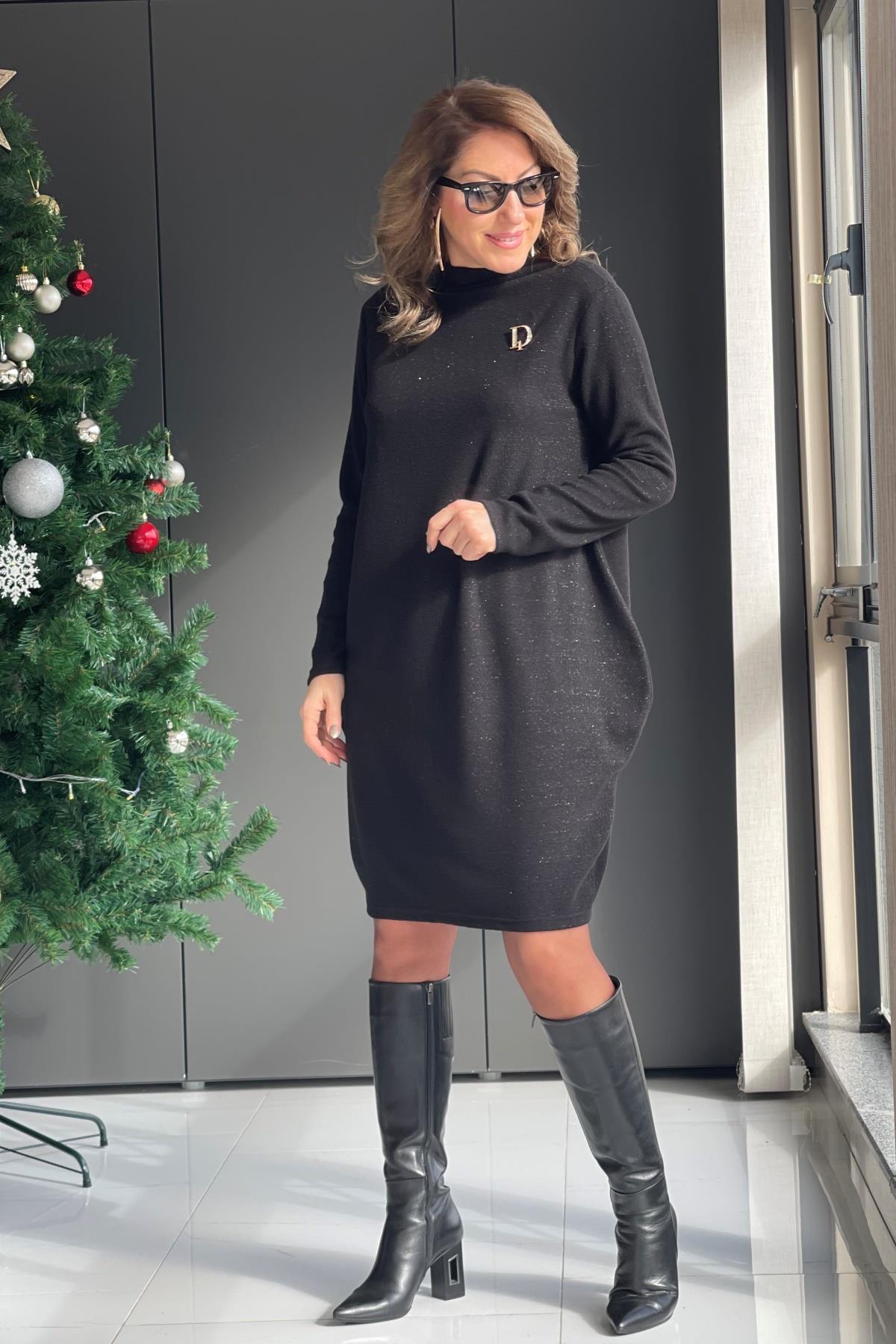 Broş Detay Simli Siyah Elbise