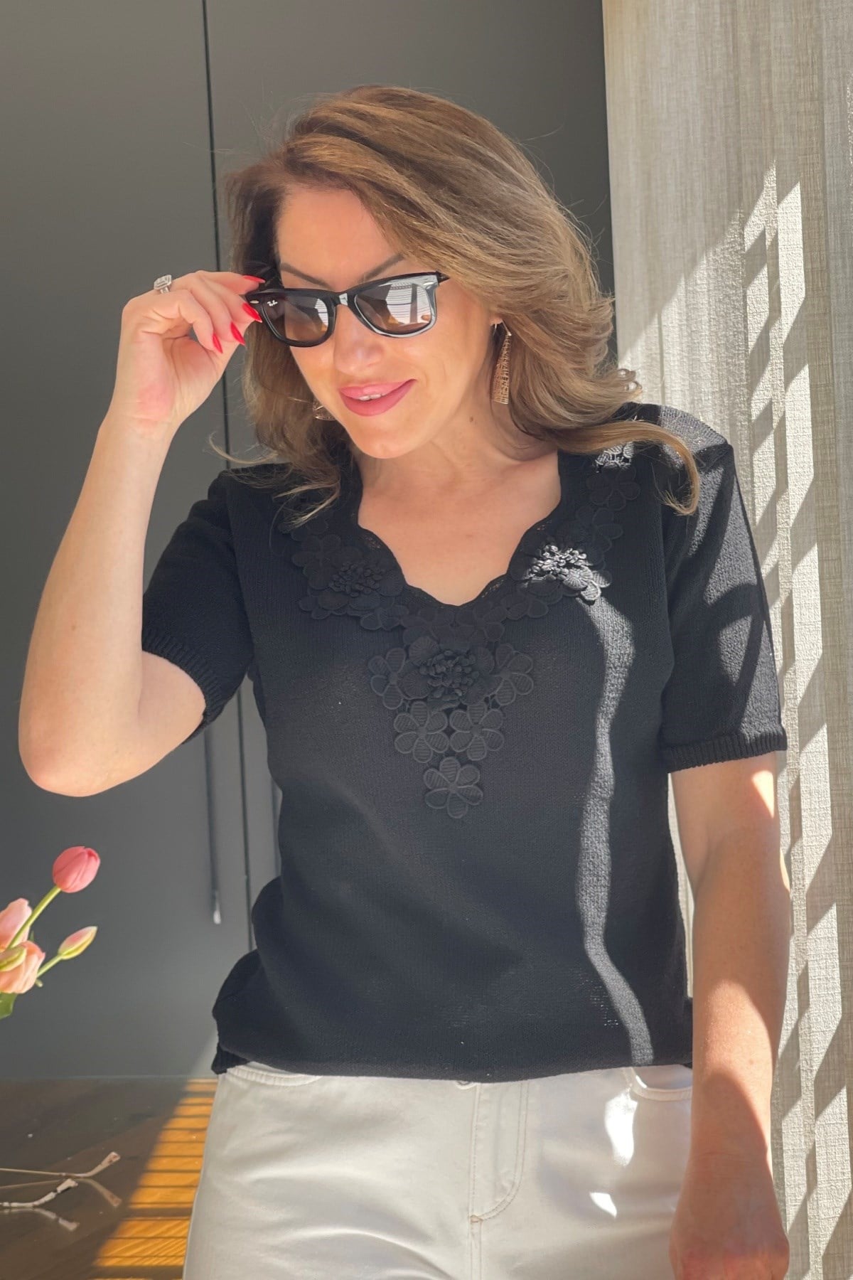 Çiçek Yaka Detay Siyah Bluz