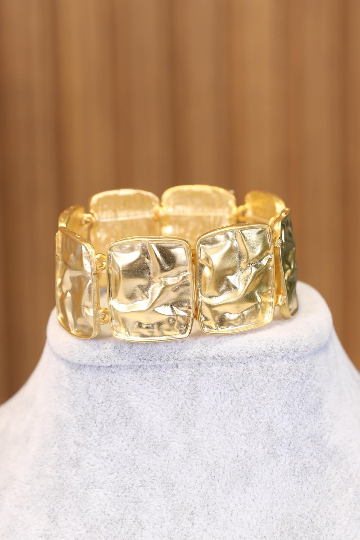 Gold Renk Kabartmalı Bileklik
