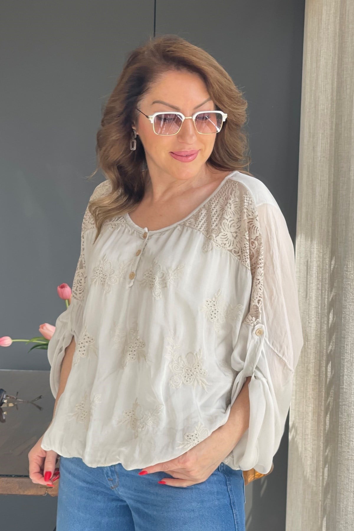 Kabartmalı Yaprak Desen İthal İpek Bej Bluz