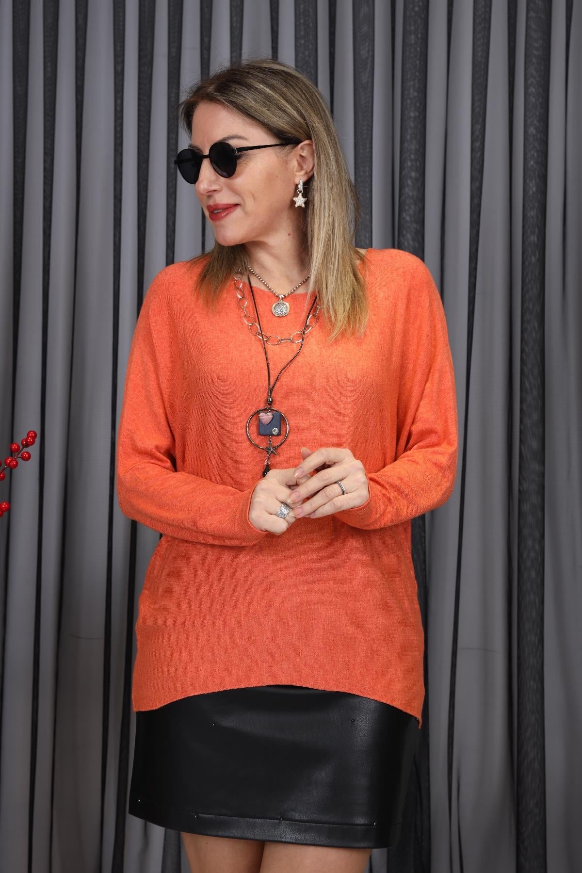 Kolye Detay İthal Turuncu Oversize Bluz