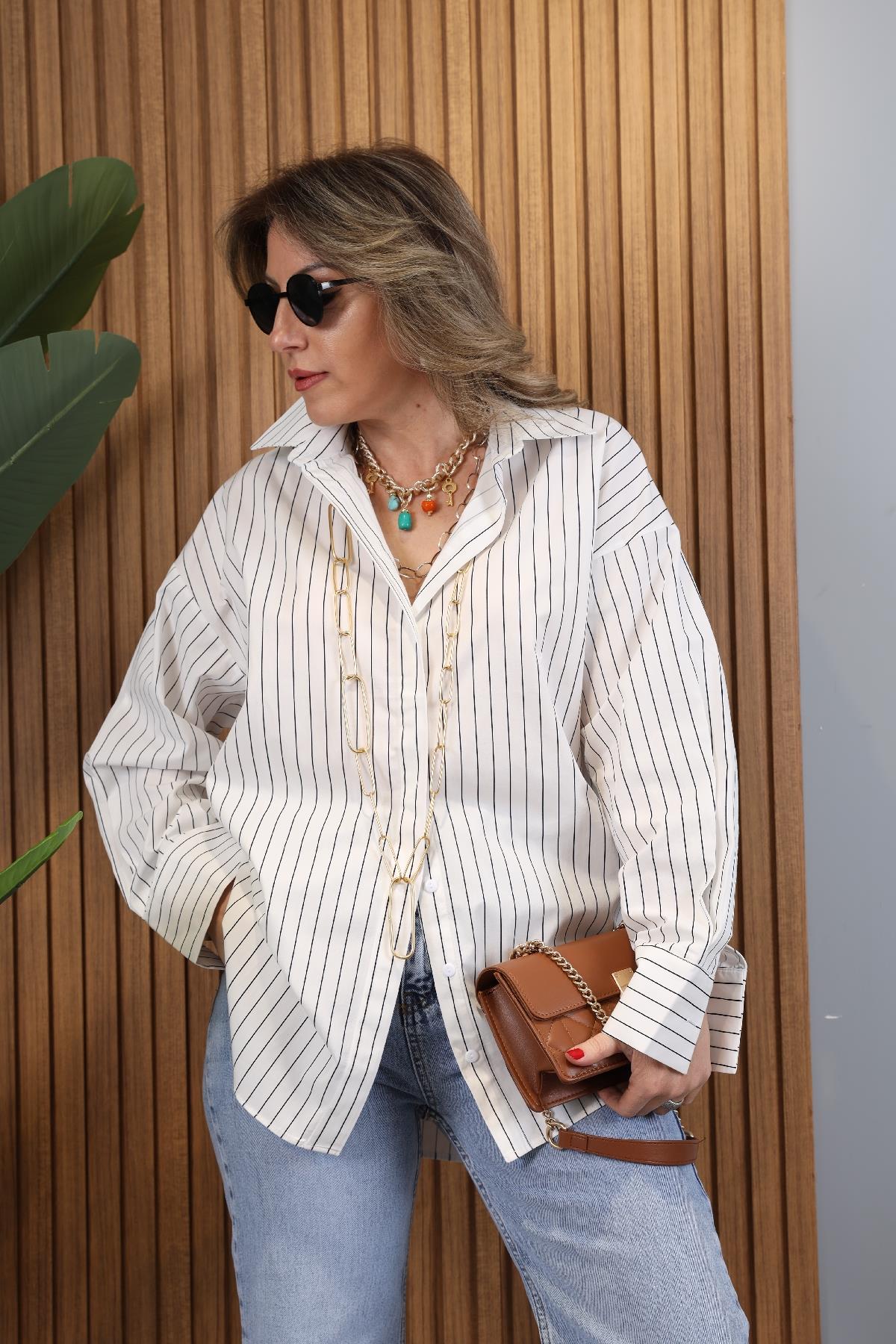 Lacivert Çizgi Detay Beyaz Oversize Gömlek