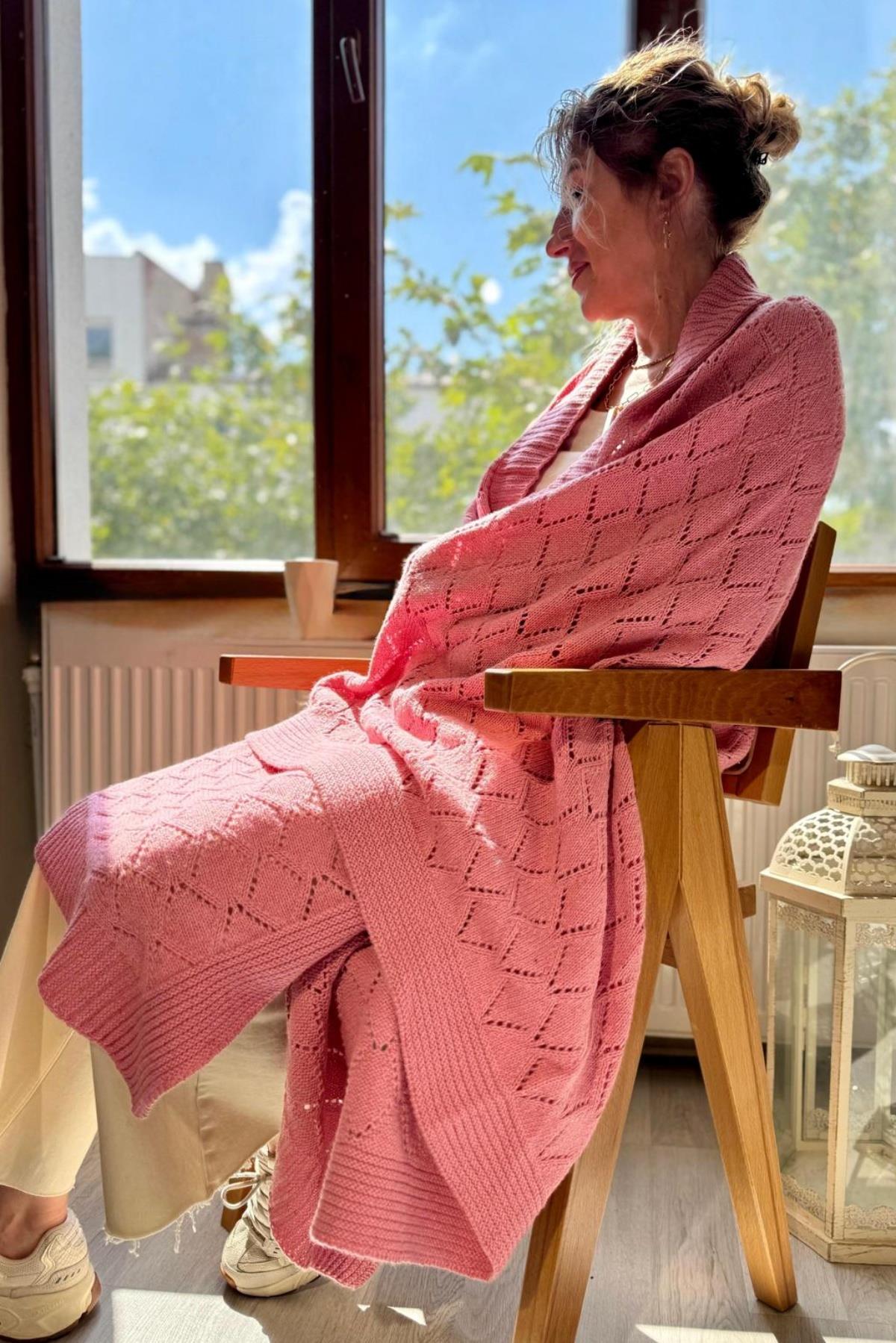 Pembe Renk Ajur Desen TV Battaniyesi