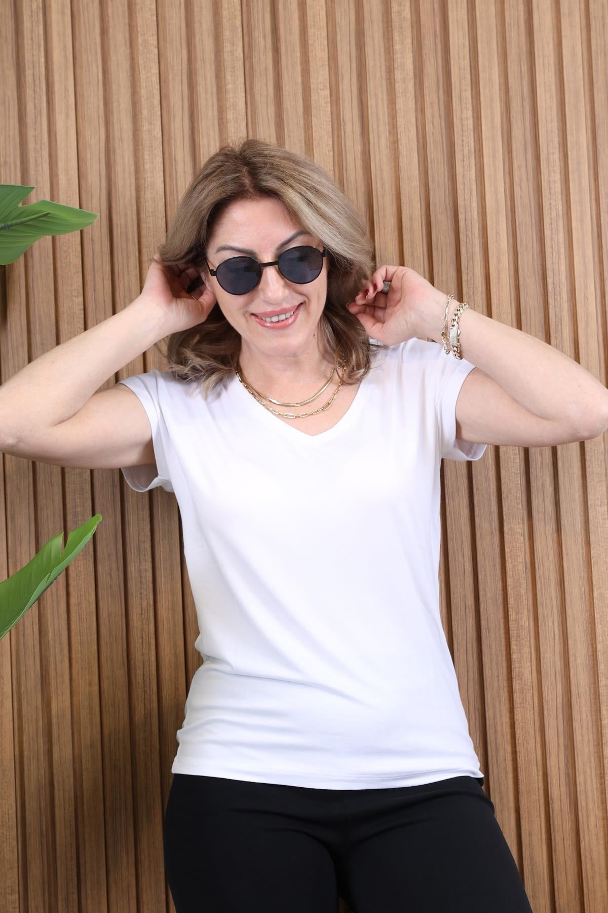 V Yaka Beyaz Basic T-shirt