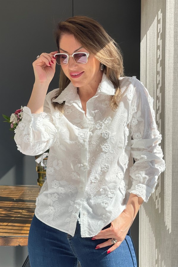 İki Boyutlu Çiçek Desen Beyaz Gömlek