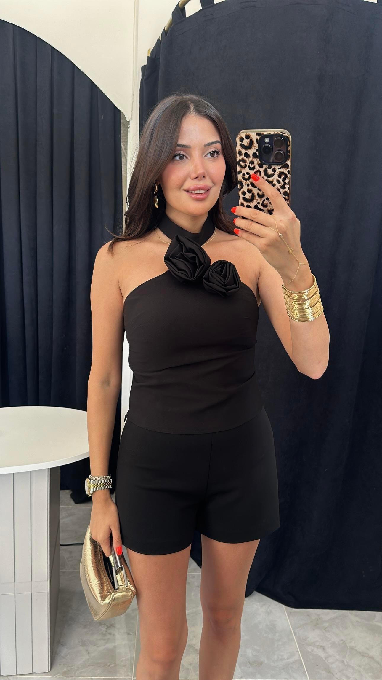 Gül Detaylı Siyah Şortlu Takım