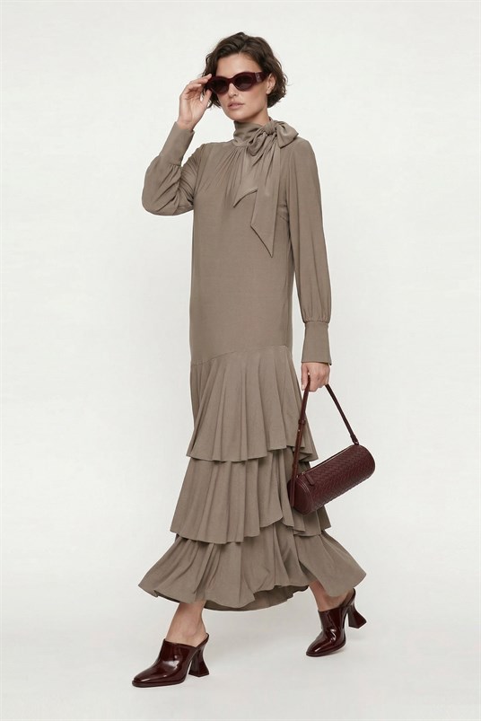 JARSE YAKADAN BAĞLI ÜÇ KAT VOLANLI ELBİSE