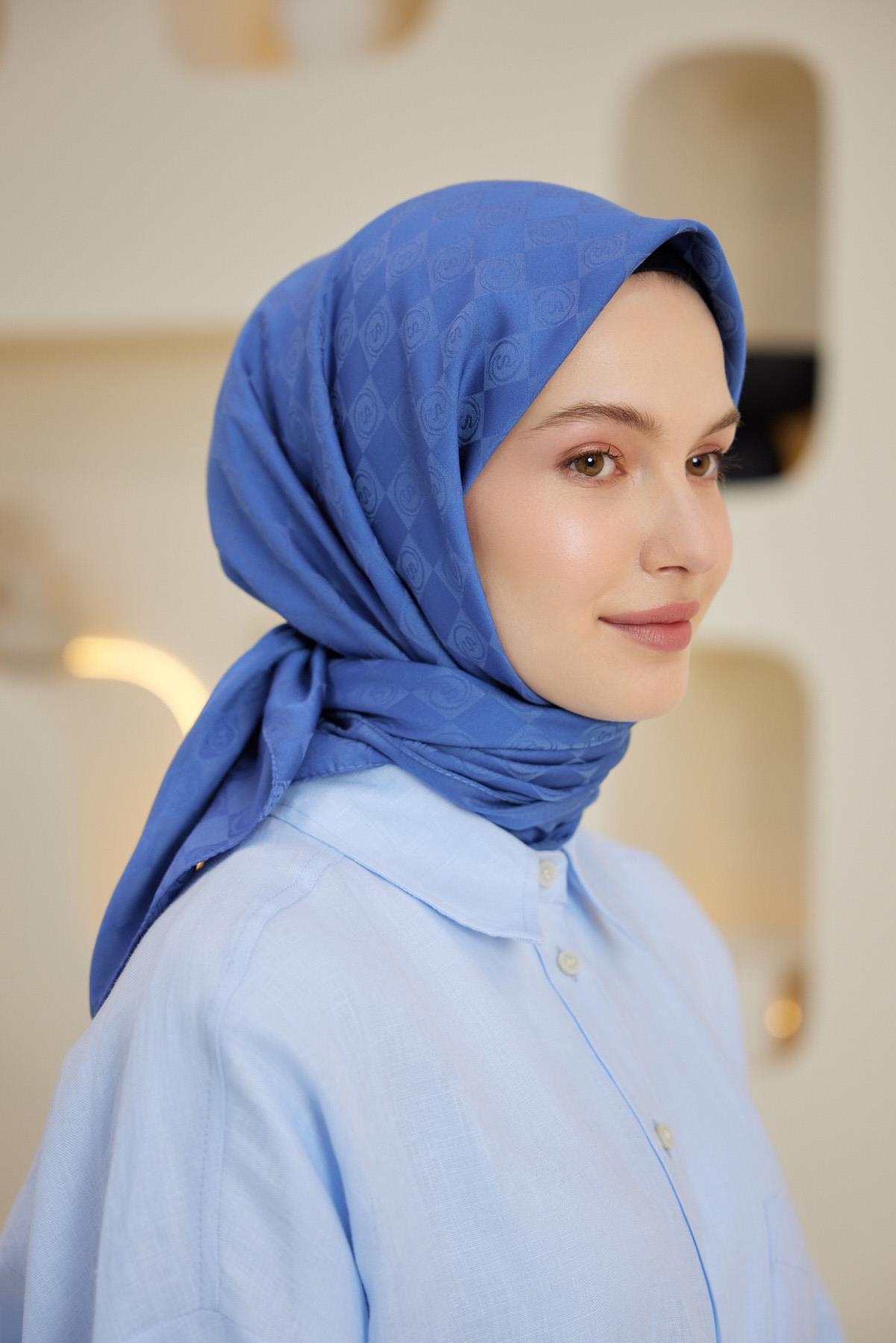 Şalland Monogram Desen Jakar Eşarp İndigoŞLLNDMNGRMDSNJAKARESARPŞalland