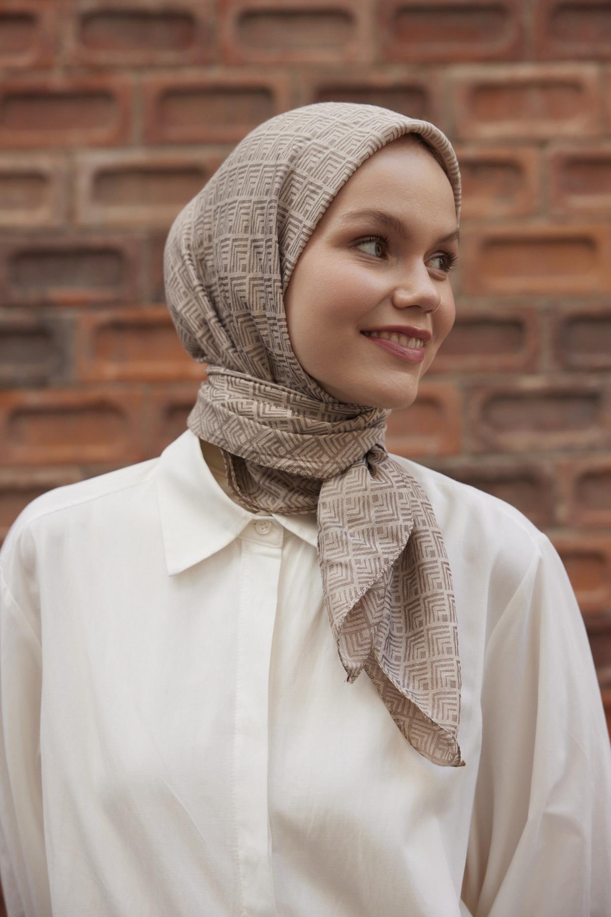 Şalland Viskon Jakar Frame Desen Eşarp VizonŞLLNDVISKONJAKARFRAMEESARPŞalland