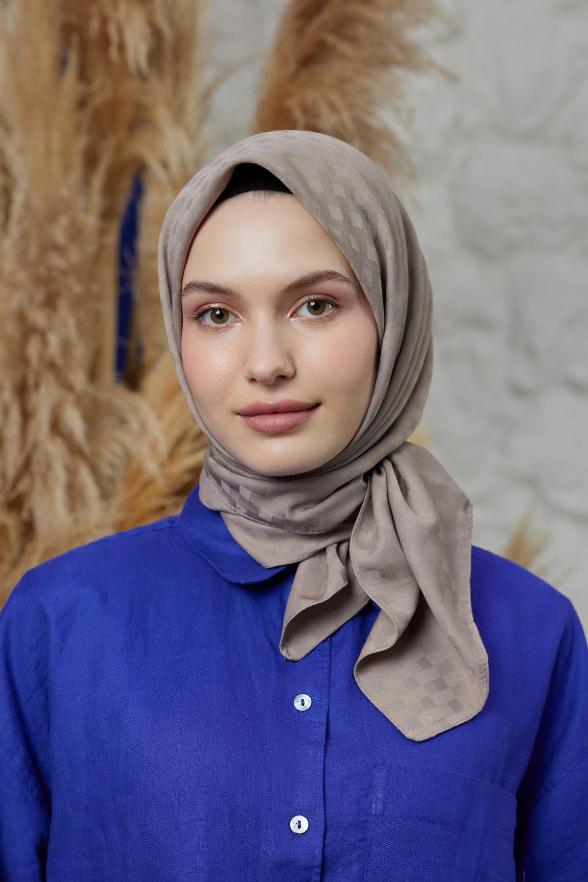 Şalland Dama Desen Jakar Eşarp VizonŞLLNDDAMADSNJAKARESARPŞalland