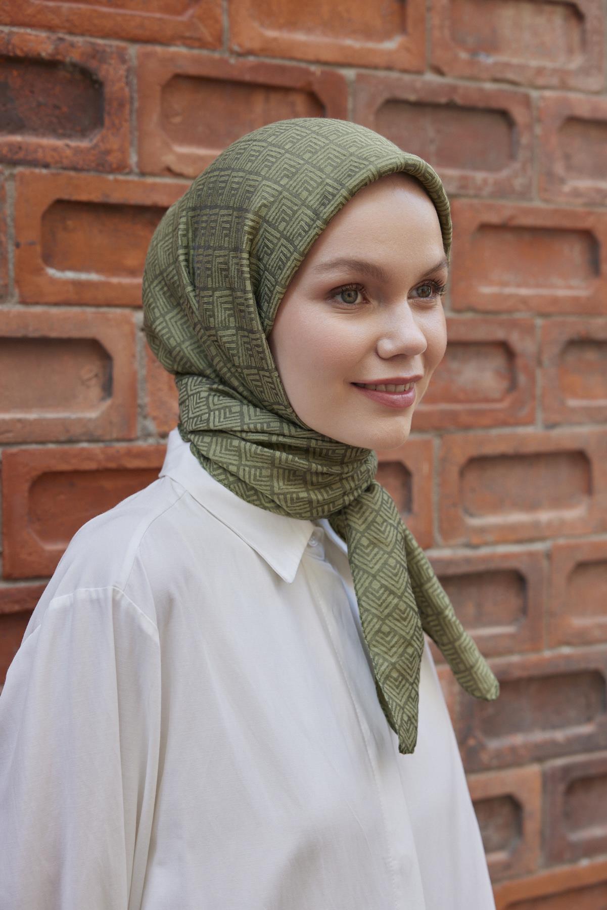 Şalland Viskon Jakar Frame Desen Eşarp YaprakŞLLNDVISKONJAKARFRAMEESARPŞalland