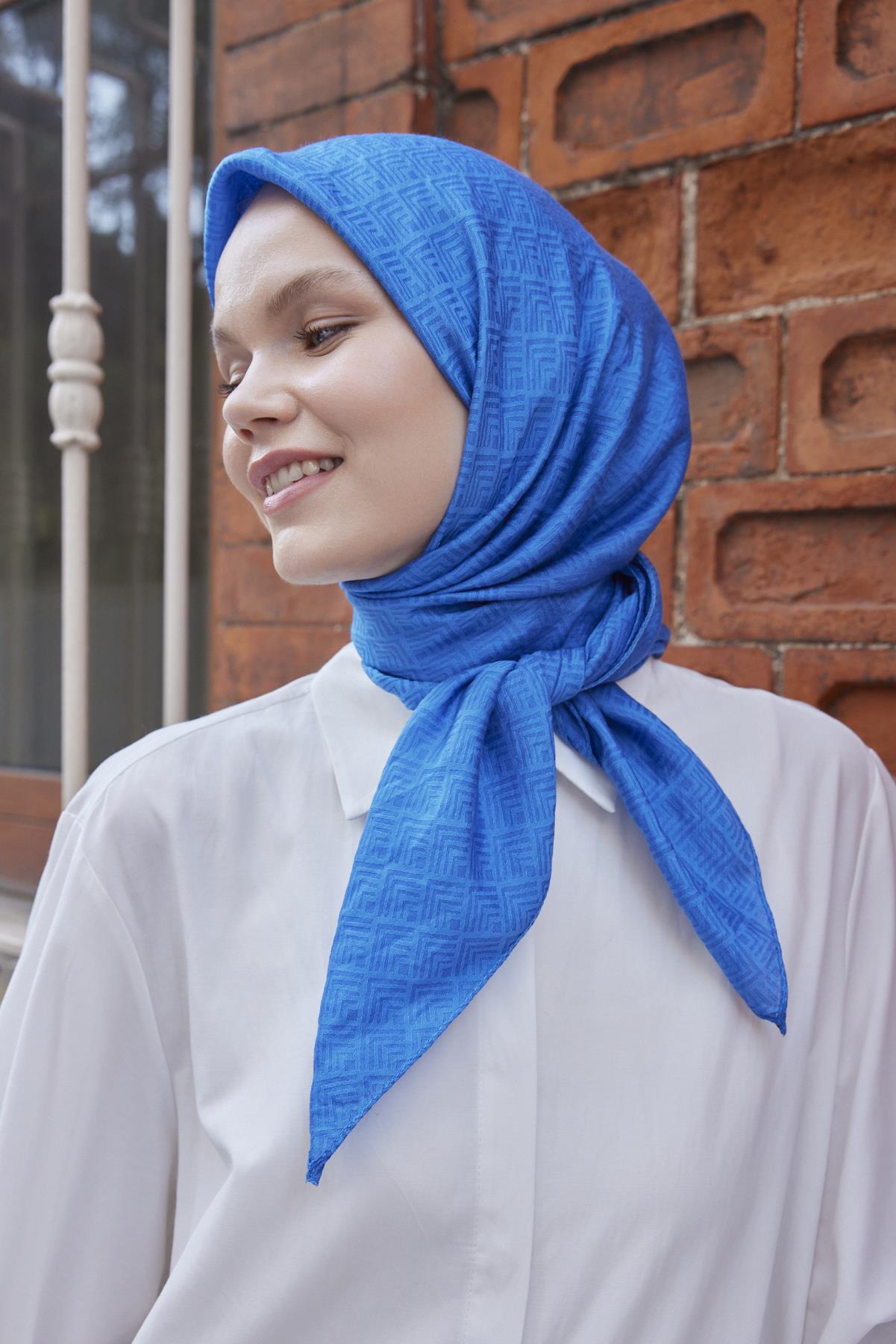 Şalland Viskon Jakar Frame Desen Eşarp İndigoŞLLNDVISKONJAKARFRAMEESARPŞalland