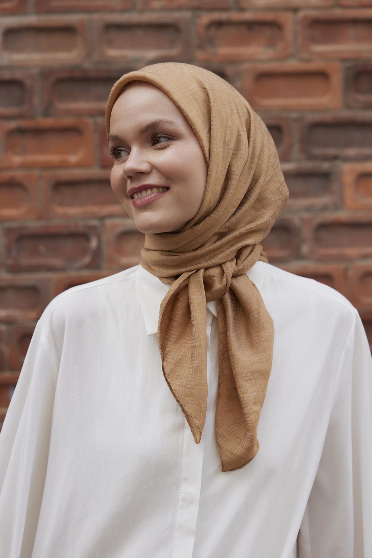 Şalland Viskon Jakar Frame Desen Eşarp CamelŞLLNDVISKONJAKARFRAMEESARPŞalland