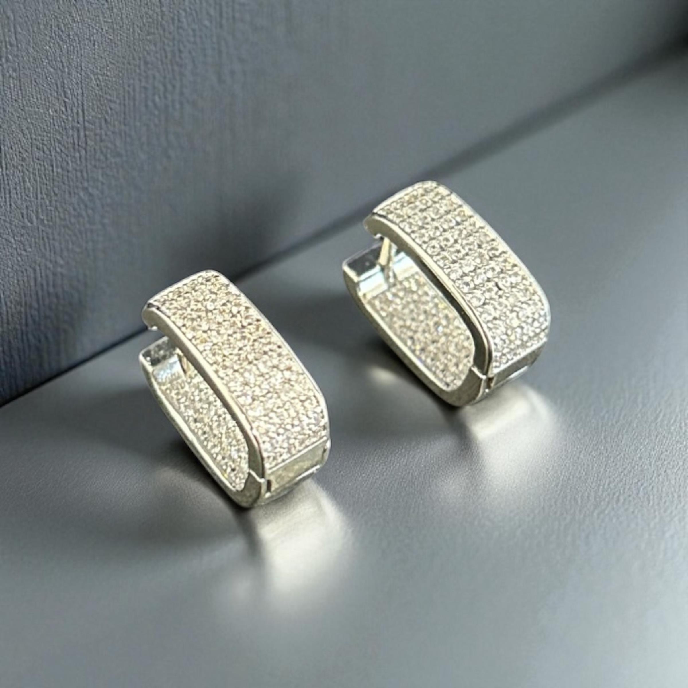 Paslanmaz Çelik Gümüş Renk Pave Huggie Küpe – Zirkon Taşlı, Parlak Minimalist Kadın Takı