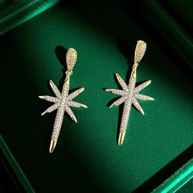 BRZ Collection Altın Yıldız Işığı Sallantılı Küpe – Zirkon Taşlı, Parlak Statement Tasarım | Gökyüzü Temalı Kadın Takı