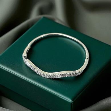 BRZ Collection Gümüş Renk Dalga Tasarımlı Taşlı Paslanmaz Çelik Bilezik