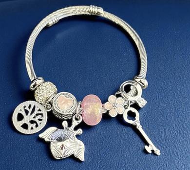 BRZ Collection Hayat Ağacı Charm Bileklik – Gümüş Ayarlanabilir Bilezik, Kalp, Anahtar, Çiçek & Pembe Cam Boncuk Detaylı 