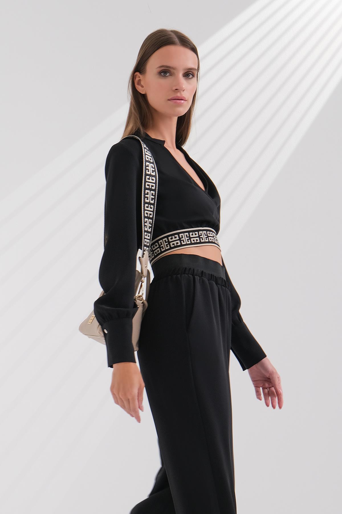 Cut Out Detaylı Logolu Lastikli Crop Bluz