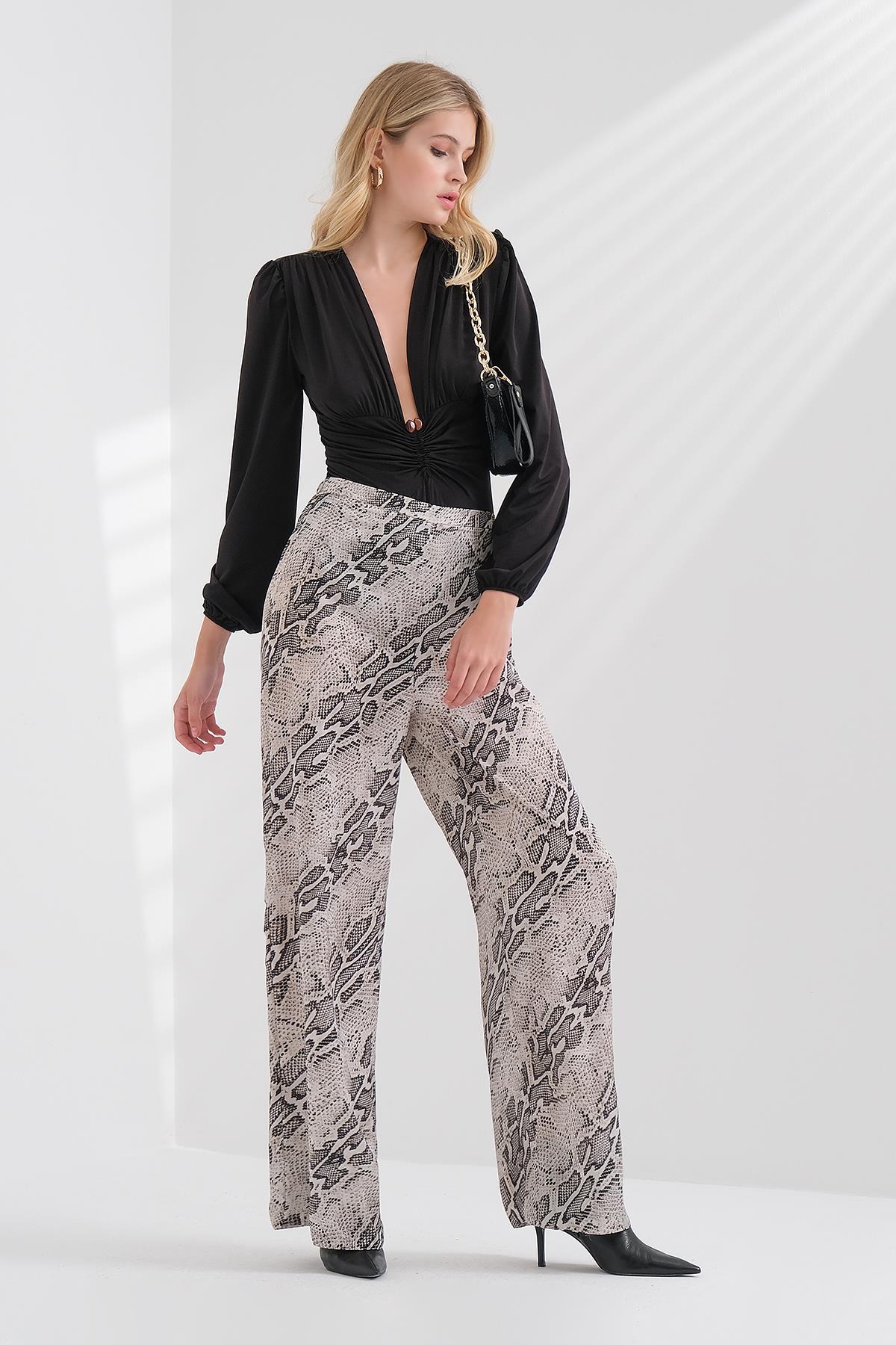 Derin V Dekolteli Aksesuarlı Bluz