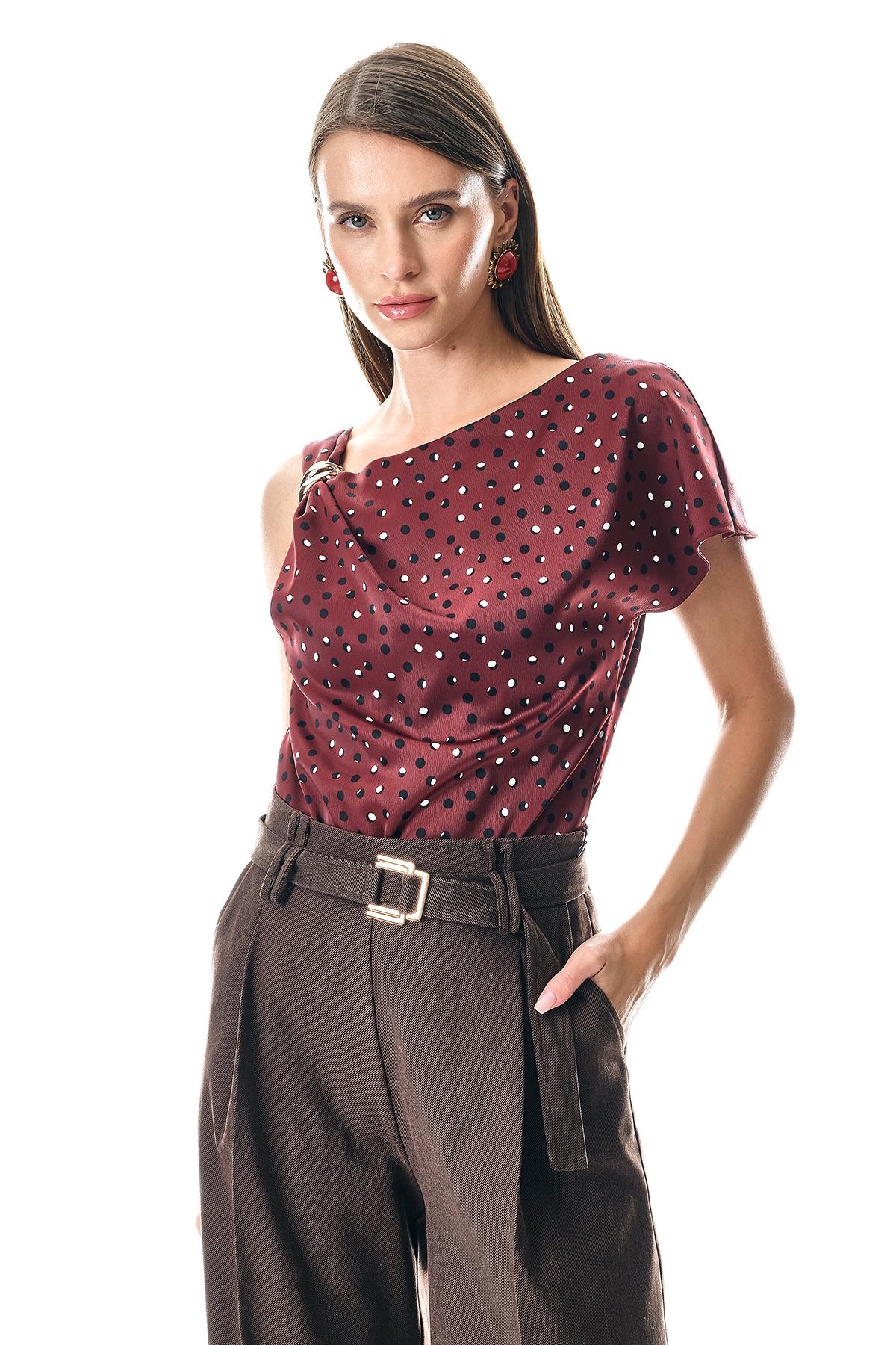 Desenli Saten Gold Metal Tokalı Asimetrik Bluz