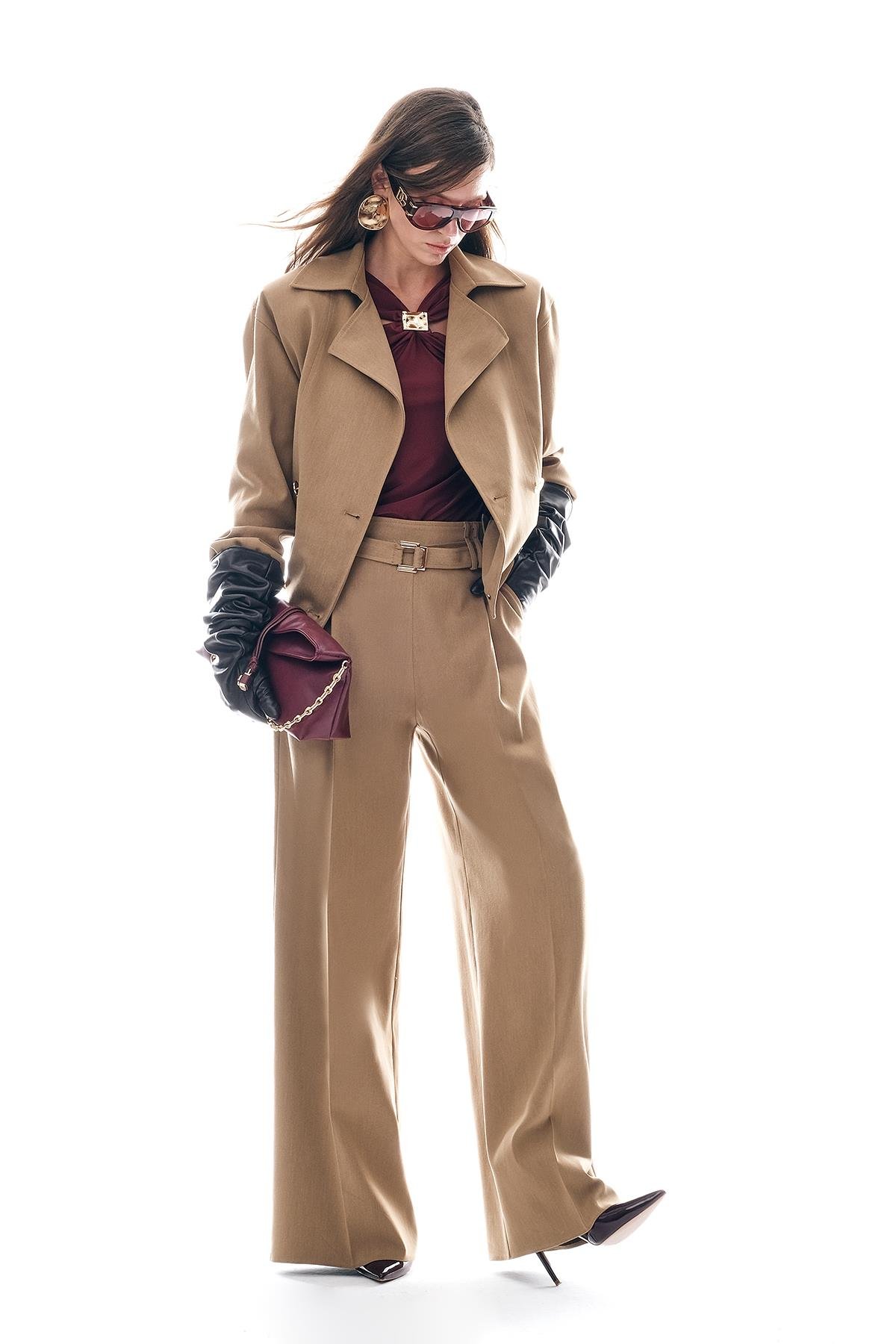 Pili Detaylı Bol Paça Kemerli Pantolon