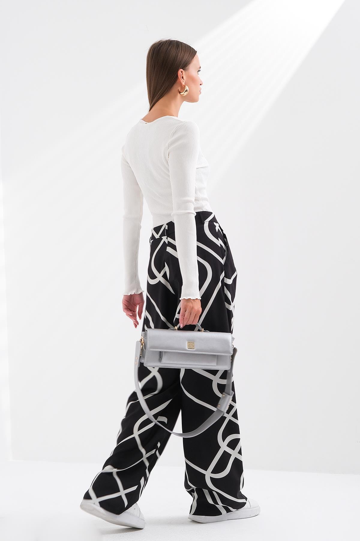 V Yaka Vücudu Saran İnce Triko Bluz