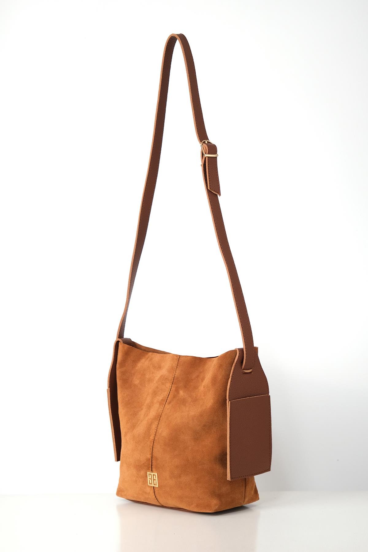 Vegan Deri Aksesuarlı Süet Garnili Askılı Ve Yavrulu Günlük Çanta