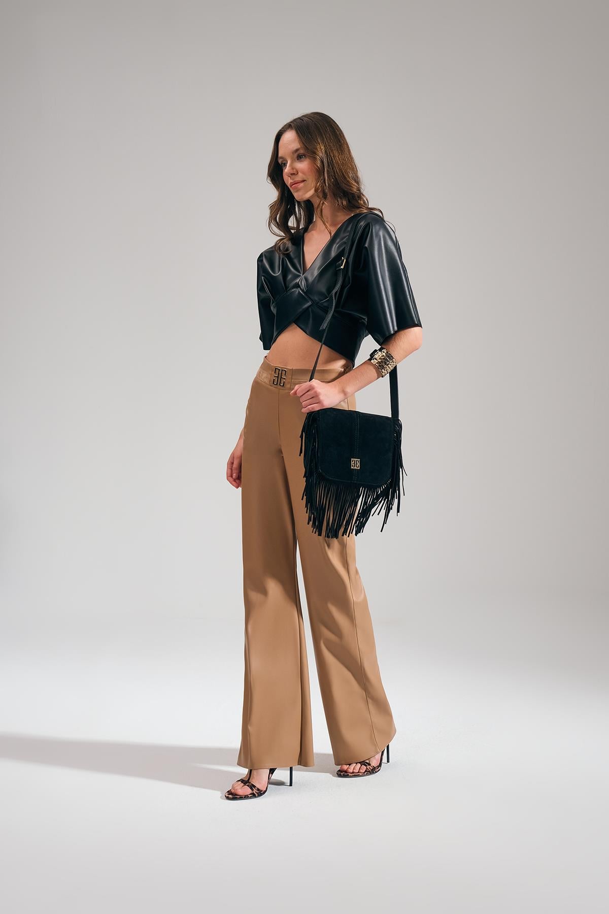 Vegan Deri V Yakalı Yarasa Kollu Crop Bluz